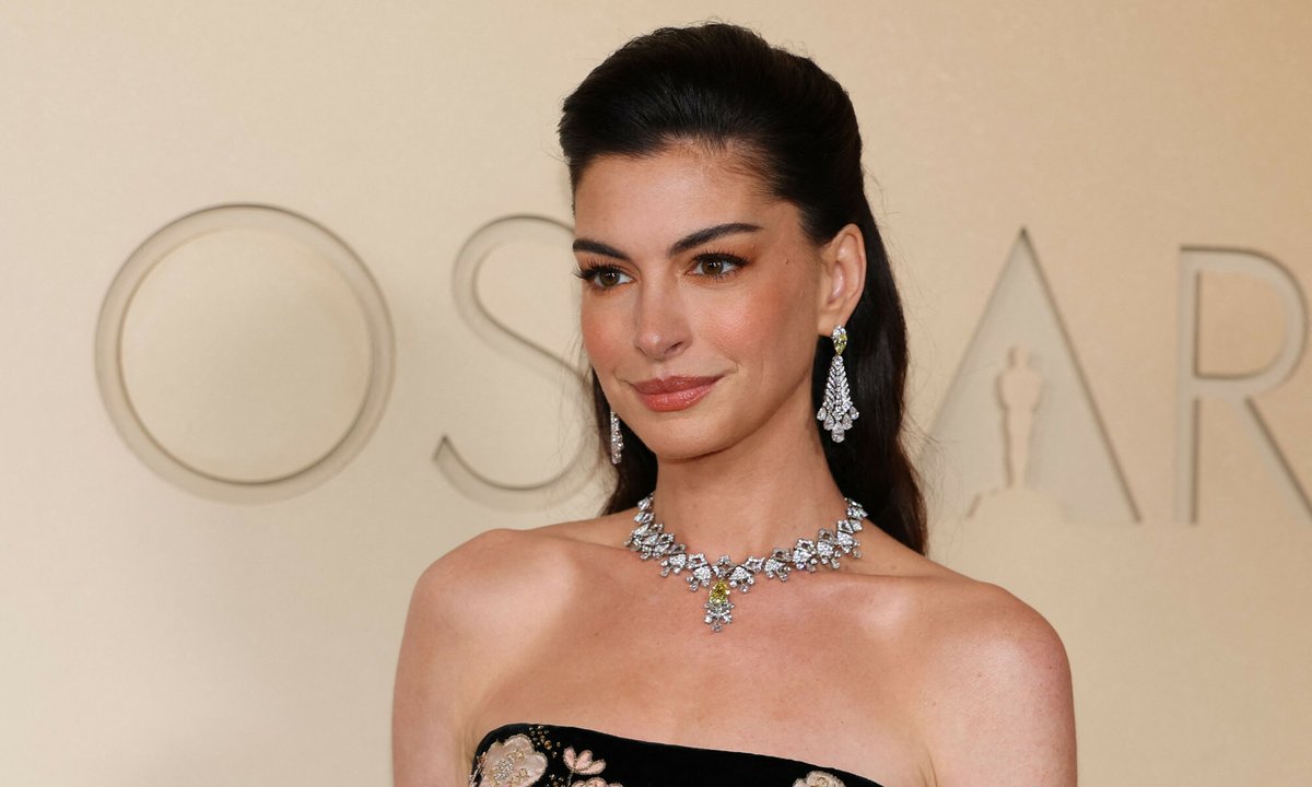 Oczy wszystkich były zwrócone na nią. Anne Hathaway zadała szyku w kwiecistej sukni
