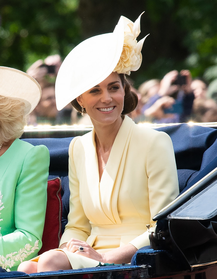 Efektowna kreacja księżnej Kate na Trooping the Colour