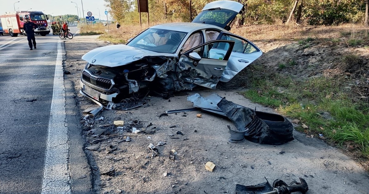 Groźny wypadek w stolicy. Części rozsypały się po drodze. Sześć osób rannych, w tym dzieci