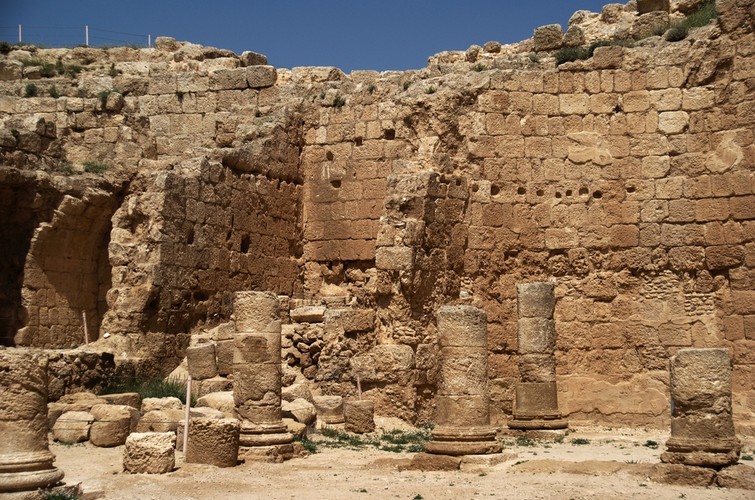 Herodion - forteca Heroda Wielkiego usytuowana na szczycie wzgórza niedaleko Betlejem na Pustyni Judzkiej, w środkowej części Izraela. Znajduje się ona w odległości 11 km na południe od Jerozolimy.