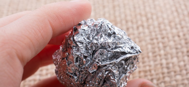 Zimą zawsze warto nosić to w torebce. Prosty i zaskakujący sposób na doskonałą fryzurę