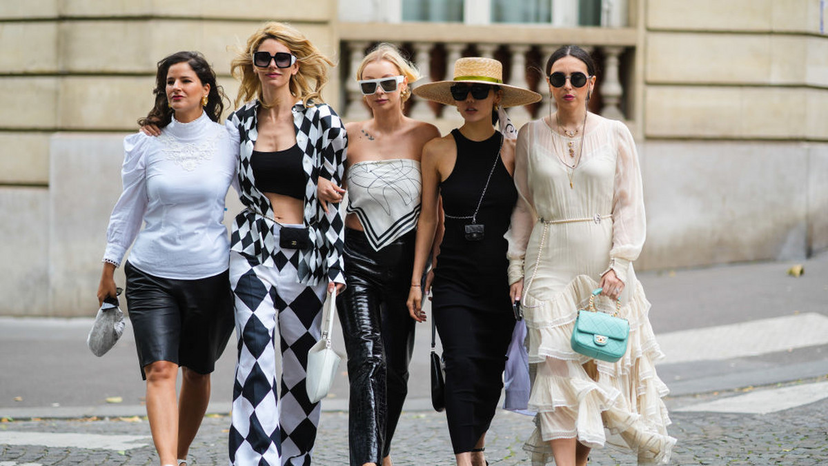 Gili Biegun, Natalia Verza, Justyna Czerniak, Xiayan, Gabriella Berdugo. Influencerki, blogerki, redaktorki modowe w drodze na pokaz Chanel podczas Paris Fashion Week 2021 