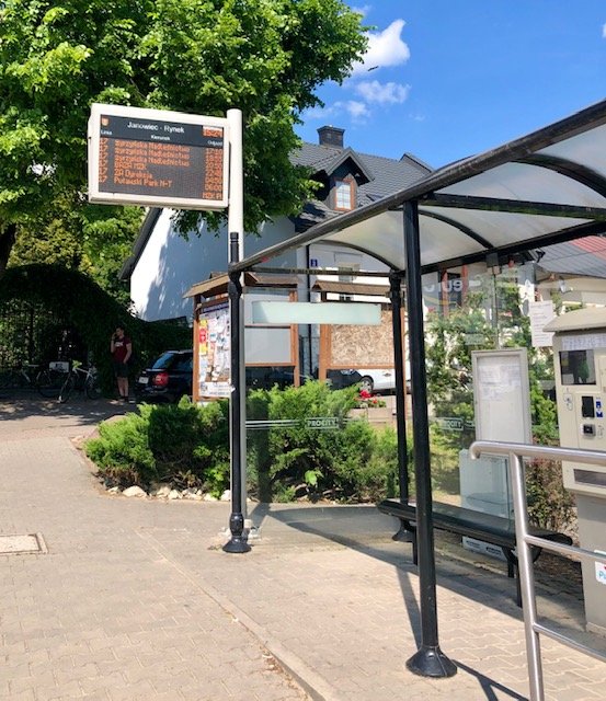 Janowiec jest skomunikowany z Puławami tamtejszymi autobusami podmiejskimi. Jeździ tu linia 17 - jeśli przyjedzie się pociągiem do Puław, przystanek tej linii jest pod Dworcem PKP.