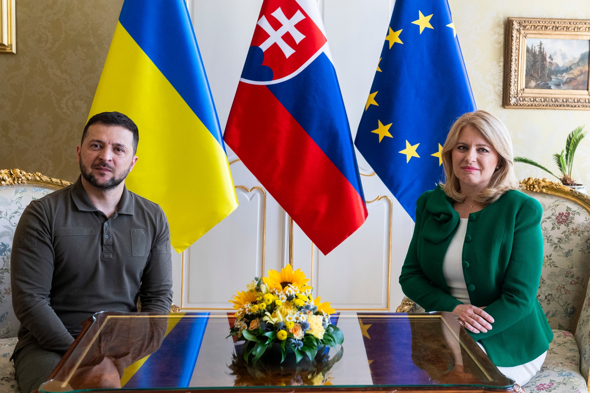 Prezidentka SR Zuzana Čaputová a ukrajinský prezident Volodymyr Zelenskyj pózujú počas rokovania v Prezidentskom paláci v Bratislave.