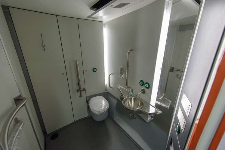 Wnętrza toalet zostały wykonane w stonowanych szarych barwach, bez krzykliwych akcentów. Odwrotnie niż w wykonywanych jednocześnie w tym samym zakładzie w Siedlcach 58 pociągach Flirt 3 dla Kolei Holenderskich. Tam toalety pełne są kolorowych, które mają zniechęcić do „działania” grafficiarzy.