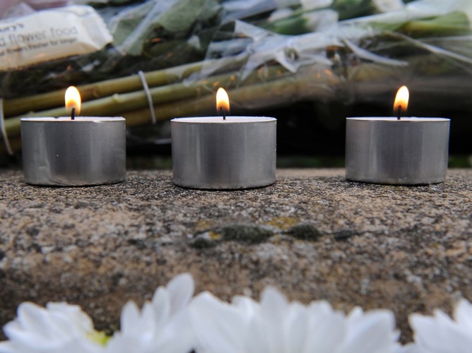 Znicze przed domem Amy Winehouse