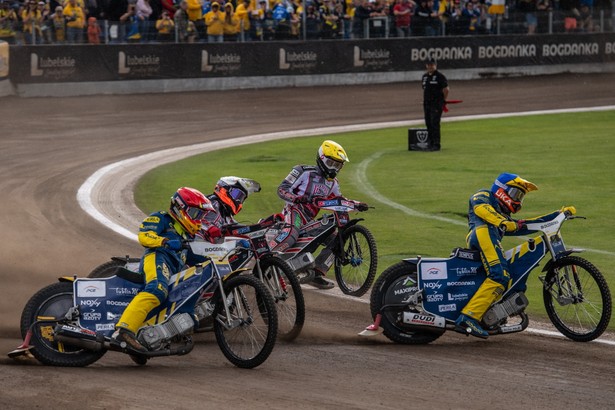 Zawodnik Motoru Lublin Mateusz Tudzież (kask czerwony) i Dominik Kubera (niebieski) oraz Chris Holder (żółty) i Oliver Berntzon (biały) z Argedu Malesa Ostrów podczas meczu żużlowej Ekstraligi