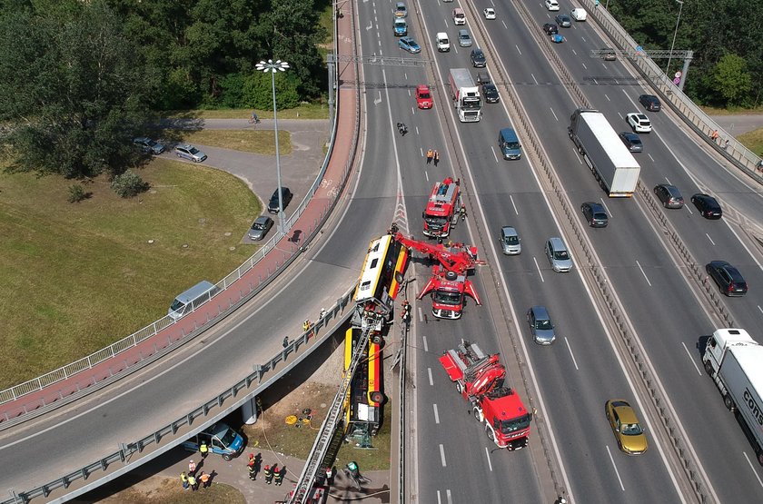 Autobus spadł z wiaduktu. Wiele osób rannych