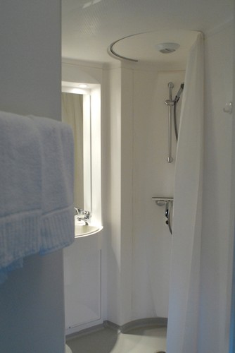 ProstŁazienkay prysznic na małej przestrzeni