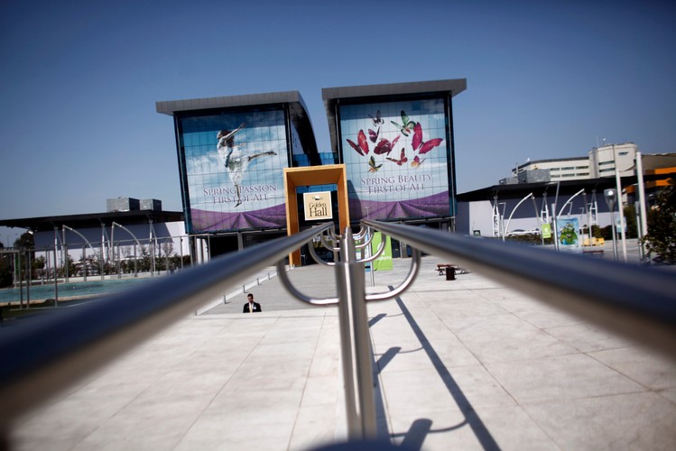 8 lat po Olimpiadzie w Grecji w 2004 r. Wejście do centrum handlowego Golden Hall, które wybudowane zostało na olimpiadę w 2004 r. jako Międzynarodowe Centrum Transmisyjne.