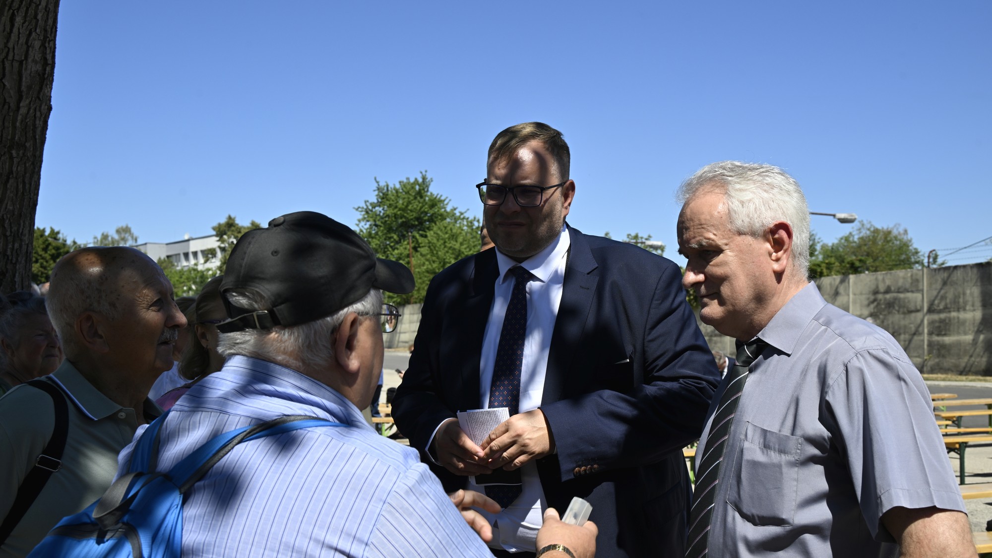 František Bednár (vpravo) na stretnutí politických väzňov pred leopoldovskou väznicou 14. augusta 2026.