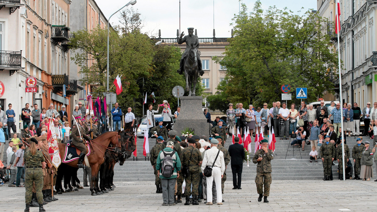 Około 300 uczestników 51. Marszu Szklakiem I Kompanii Kadrowej dotarło do Kielc. W sobotę wyruszyli z Krakowa, by uczcić 102. Rocznicę przemarszu strzelców Józefa Piłsudskiego.