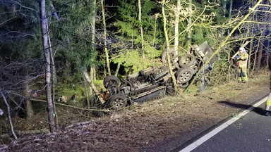 Tragiczny wypadek koło Goleniowa. Auto dachowało, nie żyje jedna osoba [ZDJĘCIA]