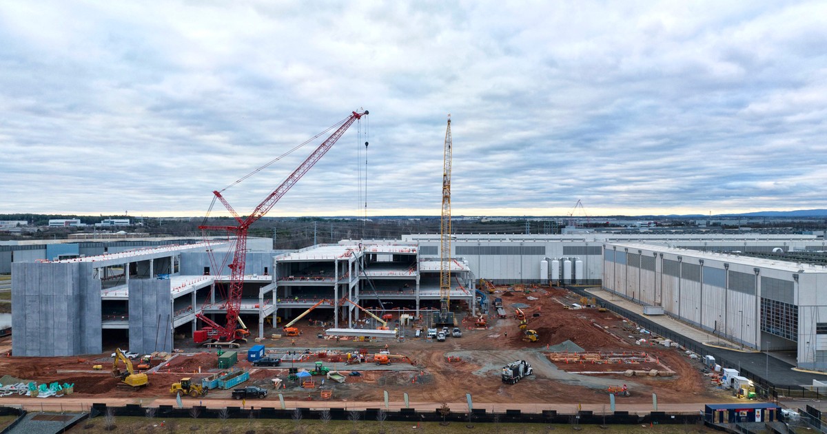 US data center construction spending reaches record-breaking high ...