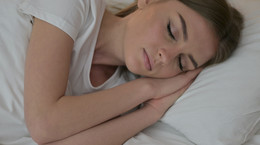 Jak zasypiać dwa razy szybciej niż normalnie? Przydatne triki na dobry sen
