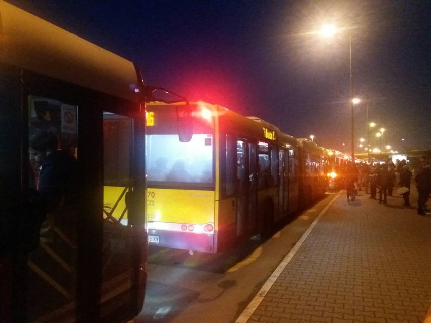 Autobusi čekaju u koloni