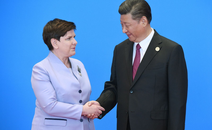 Przewodniczący ChRL Xi Jinping (P) i premier Beata Szydło (L)