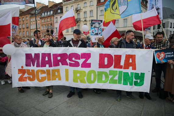 Ulicami Warszawy przeszedł w niedzielę Narodowy Marsz Życia