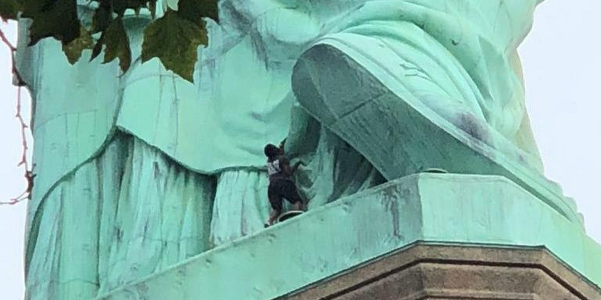 Nietypowy protest. Kobieta wspięła się na Statuę Wolności