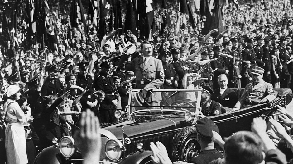 Adolf Hitler wśród wiwatującego na jego cześć tłumu, Berlin, 1933 r.