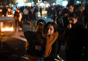 Ljudi u Kočanima pale sveće za žrtve požara