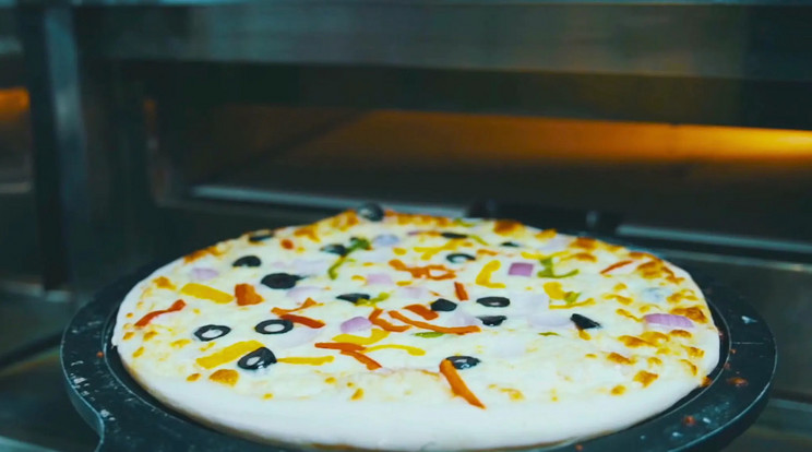 A PizzAIola robot pizzaiolo formás pizzát süt, az nem vitás, szépen felszeleteli, bedobozolja és még melegen is tartja, hogy a vendég nehogy panaszkodjon. Sokak szerint azonban a pizzasütés a konyhaművészet kitüntetett része. És nem a szabályos formán van a hangsúly. Vajon van-e művészi vénája egy robotnak? /  Foto: Nala Robotics