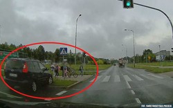 Wjechał w pieszych na chodniku. Chciał zemścić się na innym kierowcy [WIDEO z Kielc]