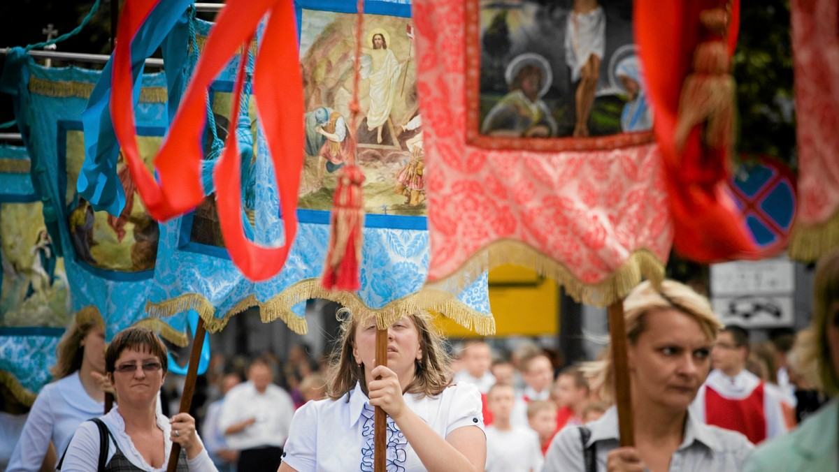 Uroczystość Najświętszego Ciała i Krwi Pańskiej, potocznie zwana Bożym Ciałem obchodzona jest 60 dni po Wielkanocy. Jest ona odzwierciedleniem Wielkiego Czwartku i upamiętnia obrzęd Eucharystii, podczas której nastąpiło przeistoczenie chleba i wina w Ciało i Krew Jezusa Chrystusa. w tym roku wypada 7 czerwca, będzie to dzień wolny od pracy.