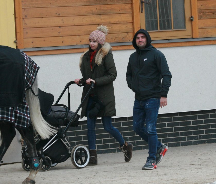 Kaczyńska i Dubieniecki z córką na koniach