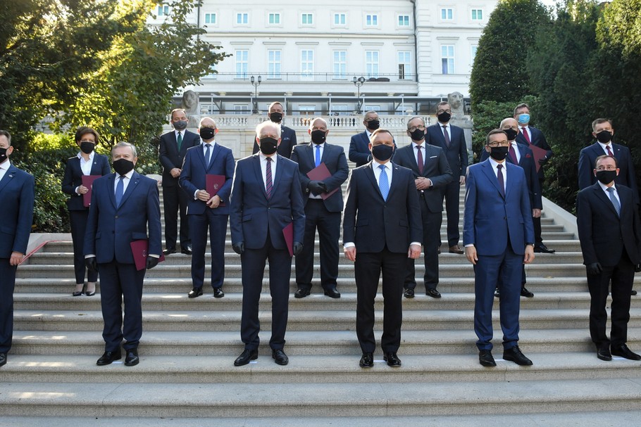 Zdjęcie po uroczystości w ogrodach Pałacu Prezydenckiego w Warszawie, na której prezydent Andrzej Duda dokonał zmian w składzie rządu Mateusza Morawieckiego