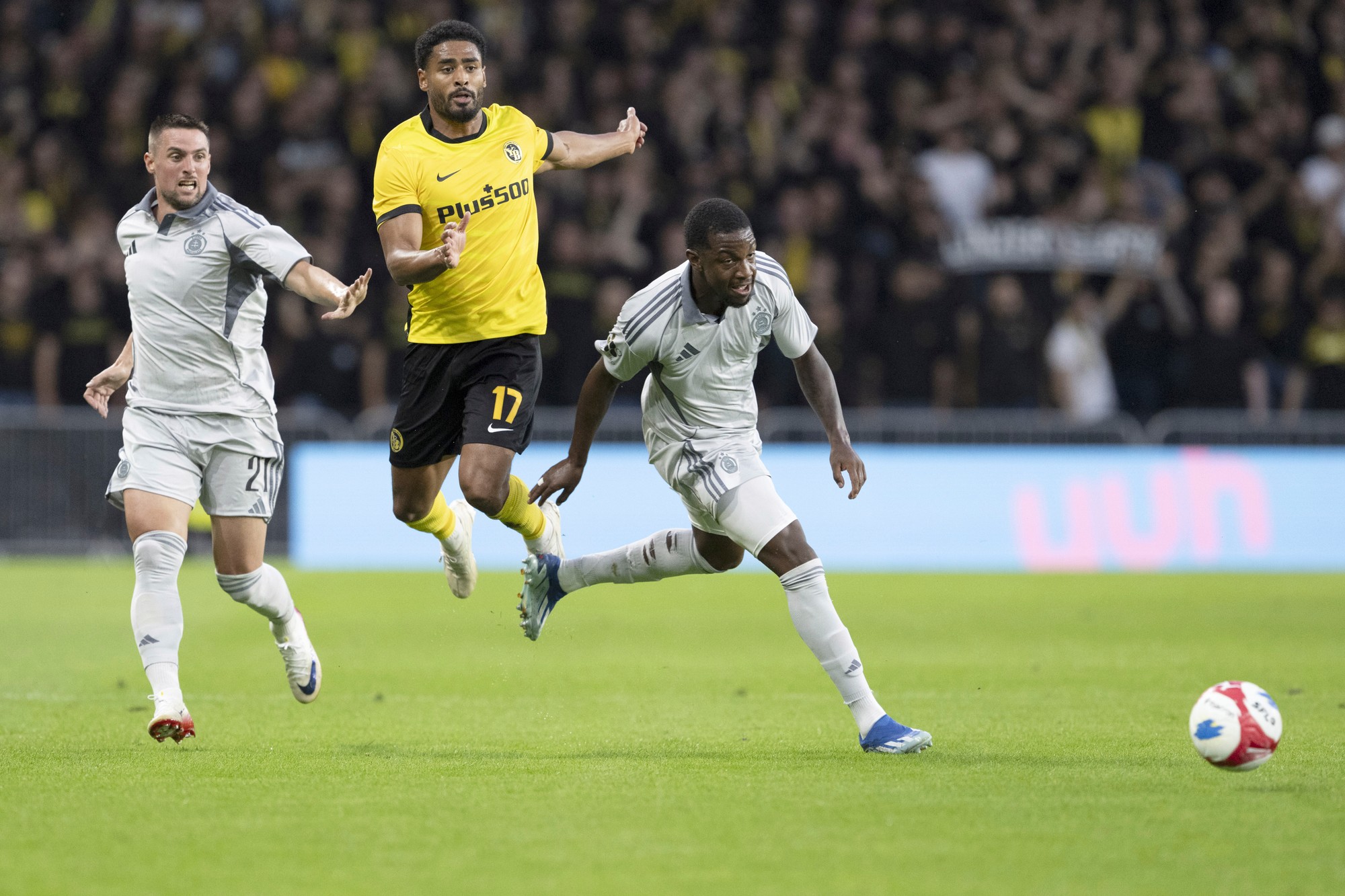 Saidy Janko (uprostred) z Bernu, Róbert Mak (vľavo) zo Slovana a Sandro Cruz (vpravo) zo Slovana bojujú o loptu.