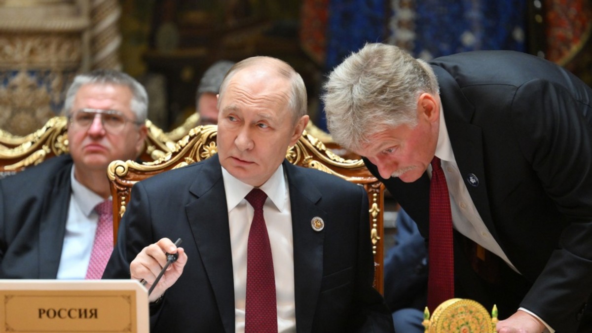 Vladimir Putin i Dmitrij Peskov