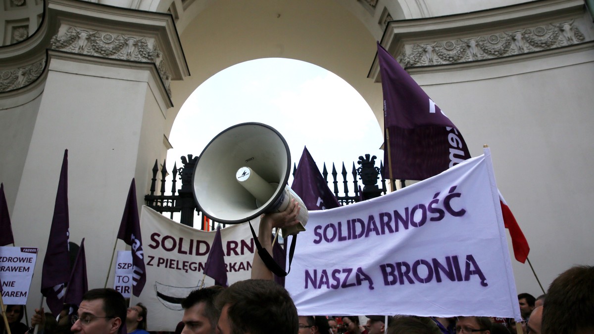 Ustawowe uregulowanie norm zatrudnienia pielęgniarek i położnych, które będą niezależne od decyzji dyrektorów szpitali – to główny postulat osób pikietujących przed budynkiem Ministerstwa Zdrowia. Manifestujący wyrażali też poparcie dla strajkujących pielęgniarek z Centrum Zdrowia Dziecka.