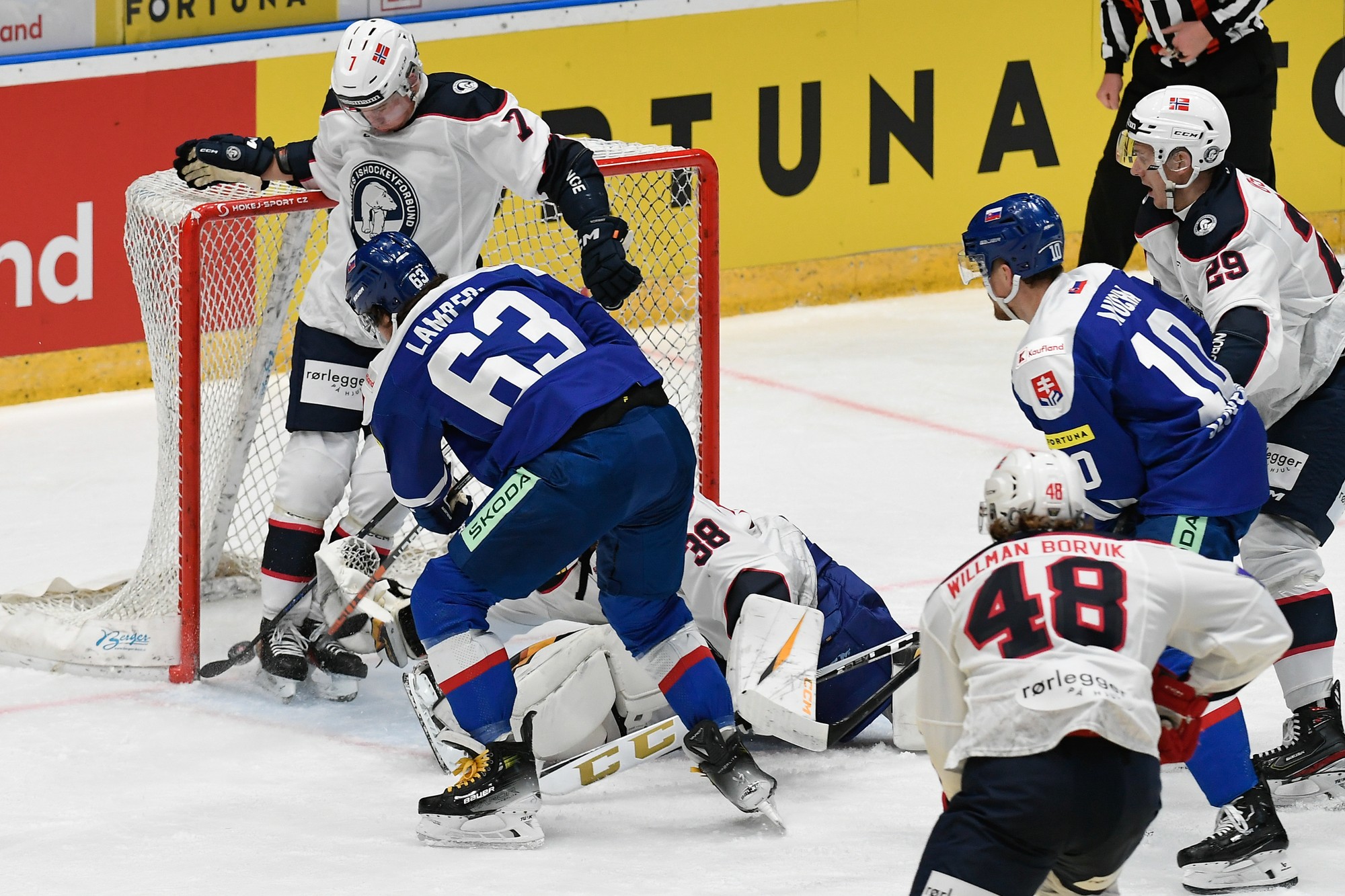 Patrik Lamper (Slovensko) strieľa gól.