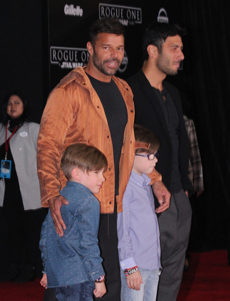 Ricky Martin i Jwan Yosef z dziećmi na premierze "Rogue One: A Star Wars Story"