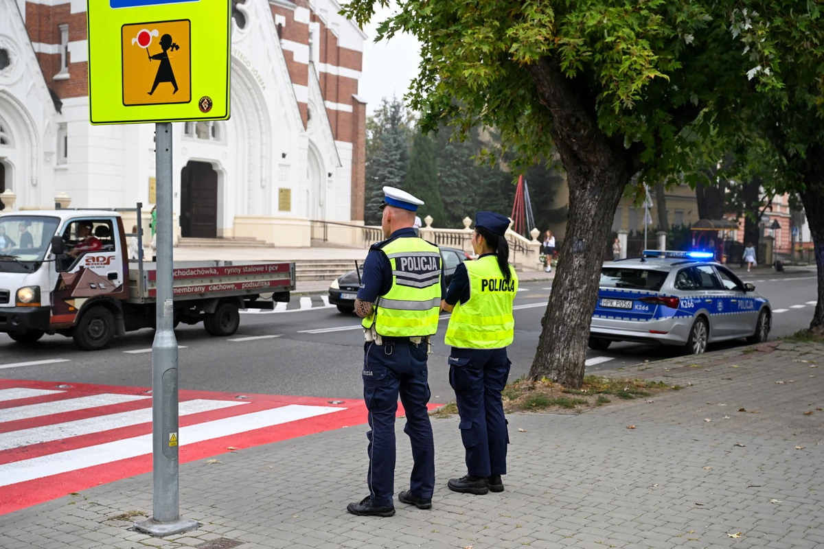   W jakim wieku dziecko może iść samo do szkoły? Policja odpowiada