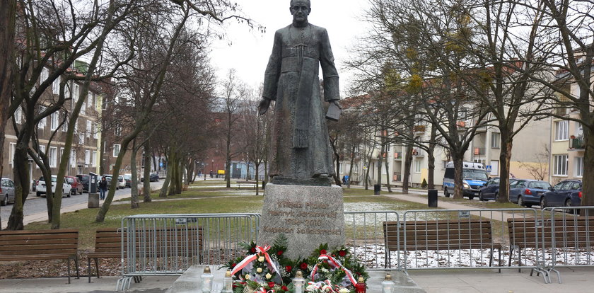 Wojna o pomnik ks. Jankowskiego. Opinia Polaków wiele mówi