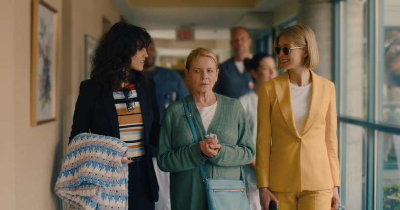 Eiza Gonzalez, Dianne Wiest i Rosamund Pike w filmie "O wszystko zadbam"