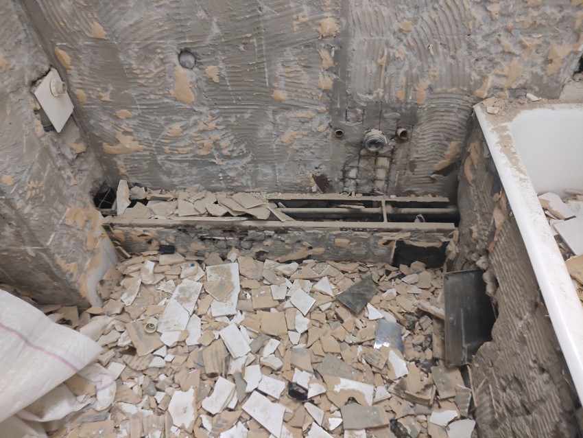 Polomljene pločice na sve strane