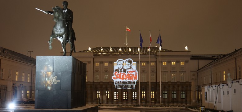 Kamiński i Wąsik na fasadzie Pałacu Prezydenckiego. "Solidarni"