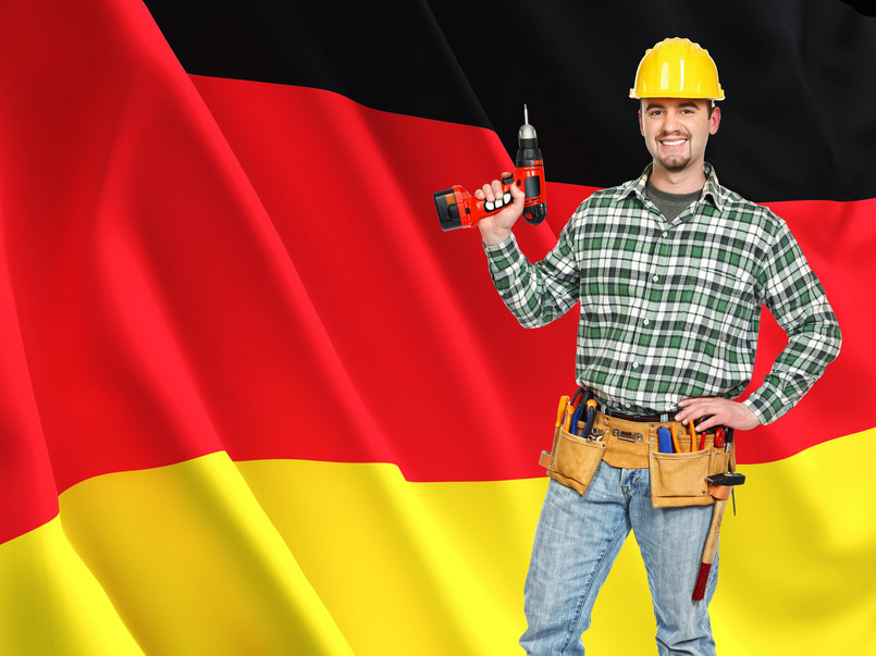 Prawa pracownika w Niemczech Wyjątkowo skutecznie praw pracowników broni ustawodawstwo niemieckie. Zacznijmy od umowy o pracę. Każda osoba legalnie pracująca w Niemczech ma prawo do zawarcia pisemnej umowy z pracodawcą. Obowiązek ten dotyczy każdego rodzaju umowy, także umowy sezonowej czy umowy o dzieło. Pracownik ma prawo do dwutygodniowego okresu wypowiedzenia w trakcie pierwszych 6 miesięcy pracy, potem okres ten wydłuża się do 4 tygodni lub więcej, zależnie od stażu pracy. Ponadto zwolnienie z pracy z powodu niewłaściwego zachowania pracownika musi być poprzedzone ostrzeżeniami i jedynie bardzo poważne przypadki naruszeń mogą stanowić przyczynę zwolnienia bez ostrzeżenia. Dzienny czas pracy w Niemczech nie może przekraczać 10 godzin - jednak przeciętny dzień pracy musi się ograniczać do 8 godzin - a miesięczny do 160 godzin. Po przepracowanych 6 godzinach każdy pracownik ma prawo do 30-minutwej przerwy (lub dwóch przerw po 15 minut), a po przepracowaniu 9 godzin do 45-minutowej przerwy. Za pracę po godzinach pracownik powinien za każdą nadgodzinę otrzymać dodatek, który wynosi odpowiednio 25, 50 i 75 procent stawki podstawowej. Niemieccy pracownicy mają prawo do 4 tygodni płatnego urlopu rocznie (minimum 24 dni robocze). Na taki urlop może liczyć każdy pracownik, który przepracował co najmniej 6 miesięcy. Wraz ze stażem pracy liczba dni urlopu przysługujących pracownikowi zwiększa się. W Niemczech nie było do tej pory płacy minimalnej, jednak na początku lipca 2014 roku Bundestag zdecydował, że od przyszłego roku wynagrodzenie za godzinę pracy nie będzie mogło być niższe niż 8,5 euro (około 35 zł.). Takiej stawki nie dostaną jednak wszyscy. Mniej będzie można zapłacić doręczycielom gazet, praktykantom, a także osobom, które długo pozostawały bezrobotne. Drobne wyjątki będą też możliwe w przypadku osób pracujących przy zbiorze owoców i warzyw.