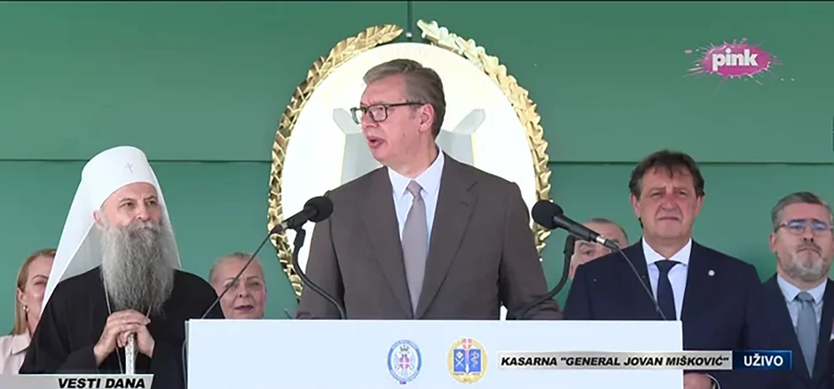 Aleksandar Vučić, kasarna