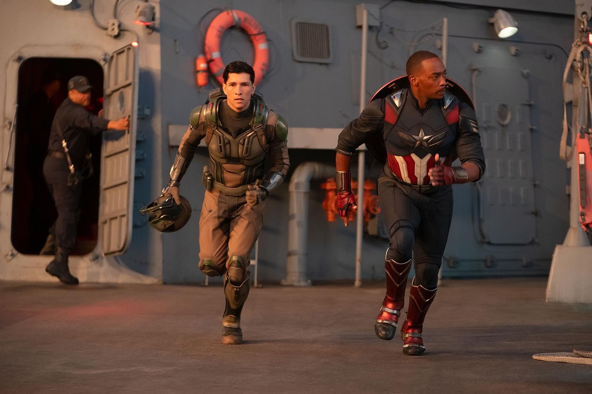 Danny Ramirez jako Falcon/Joaquin Torres i Anthony Mackie jako Kapitan Ameryka/Sam Wilson w filmie "Kapitan Ameryka: Nowy wspaniały świat"