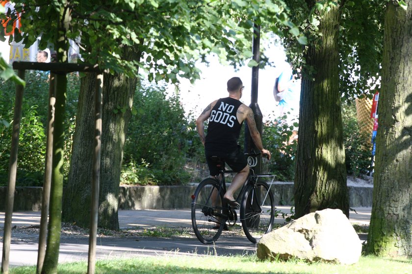 Nergal jedzie na hipsterskim rowerze