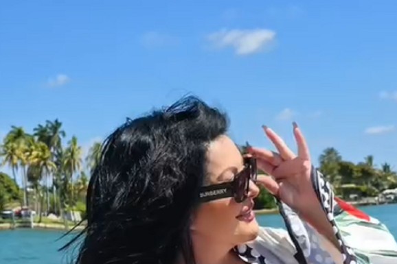 SA PLAŽE NA JAHTU Dragana Mirković ovako uživa u Majamiju: U prvom planu DEKOLTE I GOLE NOGE (FOTO)