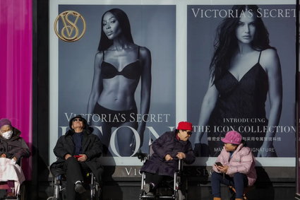 Akcje Victoria’s Secret gruchnęły po ogłoszeniu wyników sprzedaży. "Zawyżone cenowo poliestrowe koronki"