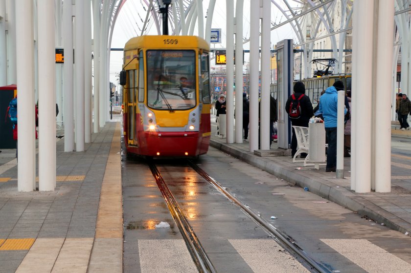 Pełno śmieci na Przystanku Centrum 