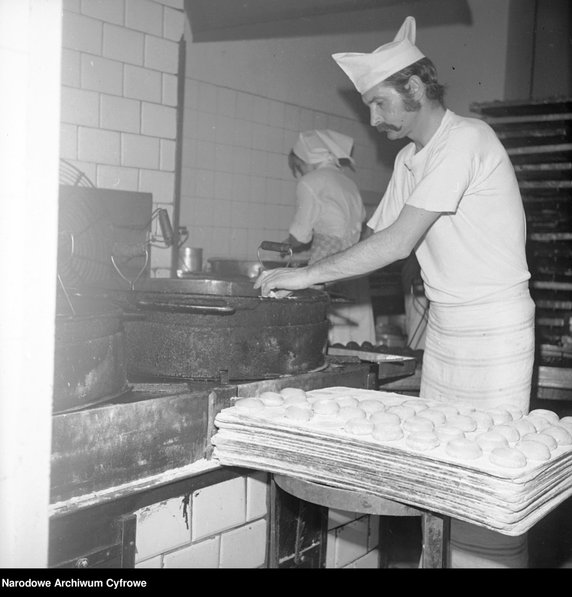 Pracownicy przygotowujący pączki w cukierni Blikle w Warszawie - 1978 r. - Narodowe Archiwum Cyfrowe