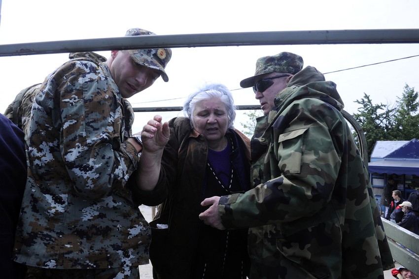 Vojnici spasli staricu iz Obrenovca koja je preživela glavni poplavni talas.