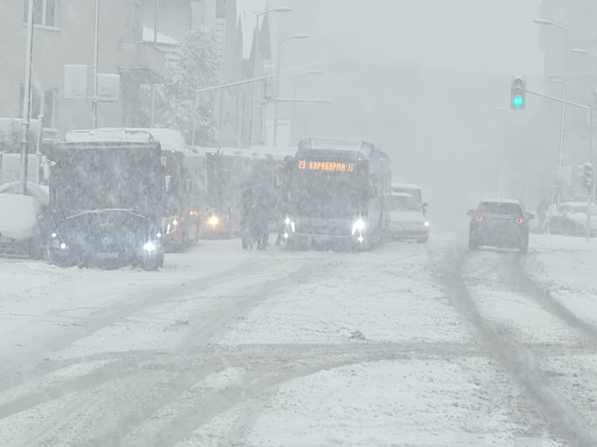 Iz RHMZ takođe pozivaju na oprez svim učesnicima u saobraćaju zbog vlažnog snega, poledice i lokalne pojave ledene kiše.